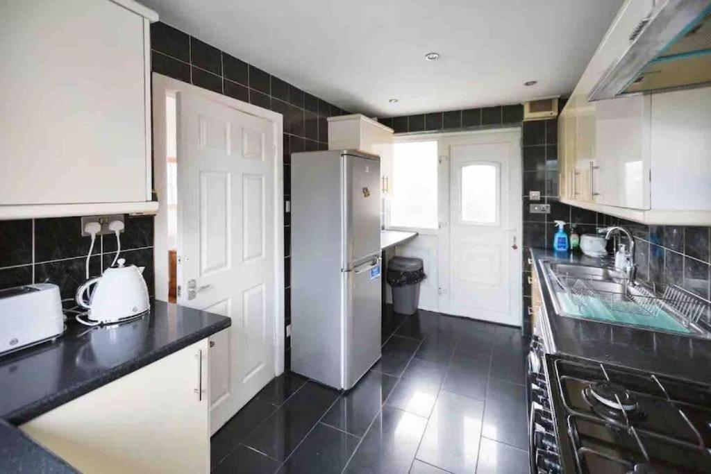Entire 3 Bedroom House Near City Centre + Free Parking Manchester Buitenkant foto