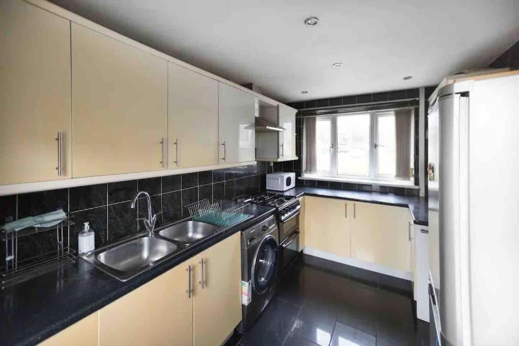 Entire 3 Bedroom House Near City Centre + Free Parking Manchester Buitenkant foto